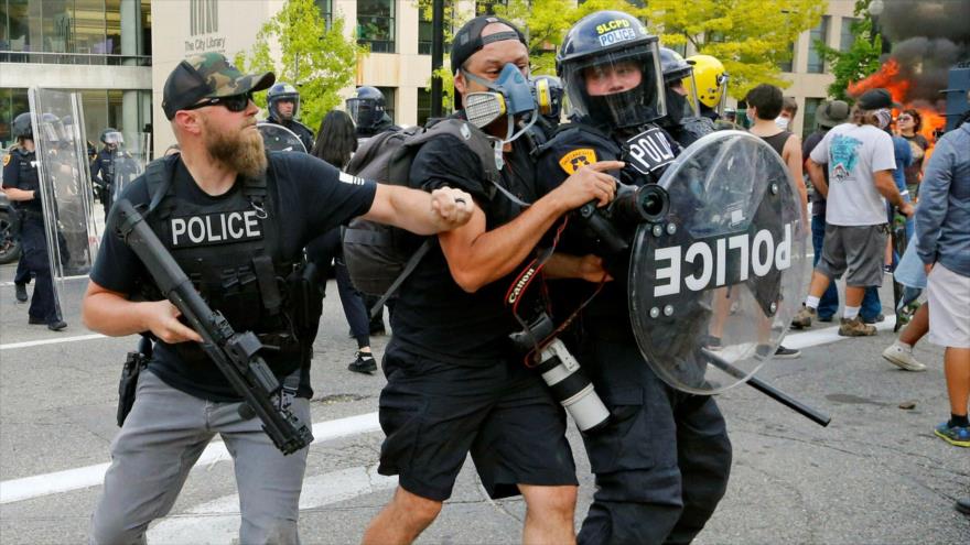 Policías de EE.UU. reprimen a los manifestantes en protestas contra el asesinato de George Floyd.