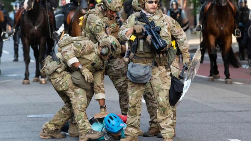 Oficiales de la Policía detienen a un manifestante cerca de la Casa Blanca en Washington, la capital, junio de 2020. (Foto: AFP)