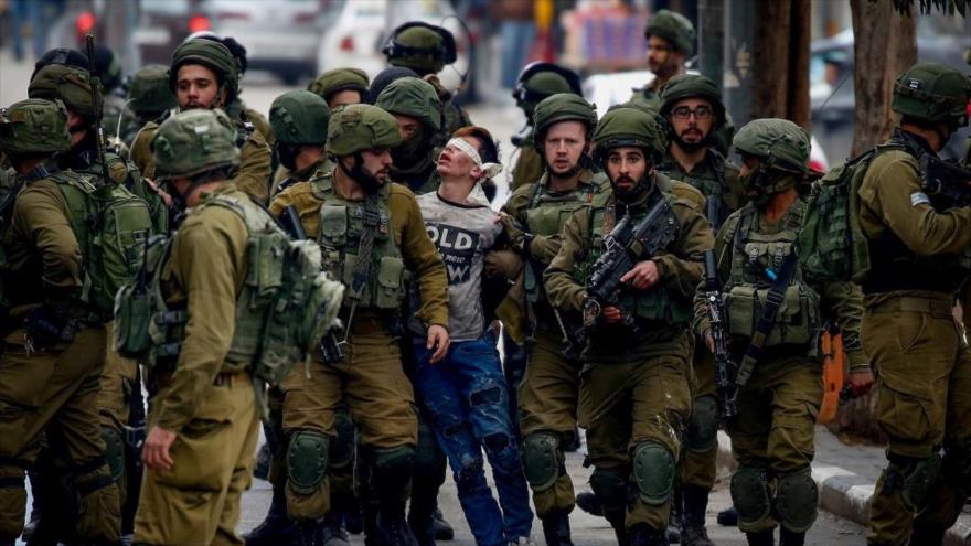 Adolescente palestino es arrestado por soldados israelíes en una protesta en la ciudad de Al-Jalil (Hebrón), 7 de diciembre de 2017.