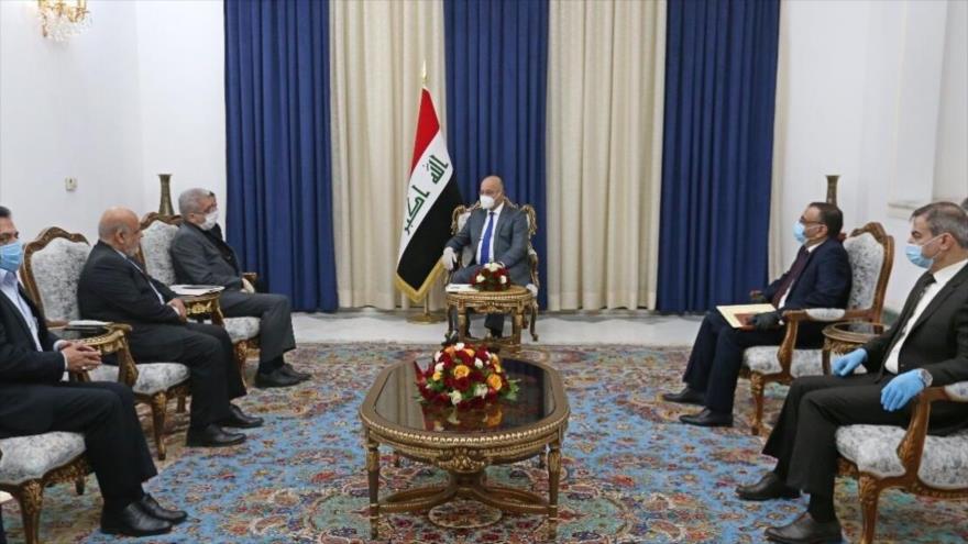 El presidente iraquí, Barham Salih, durante una reunión con el ministro de Energía de Irán, Reza Ardakanian (izda.), en Bagdad, 3 de junio de 2020.
