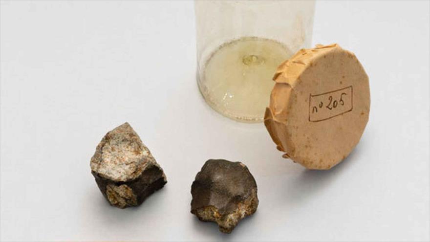 Dos fragmentos del meteorito que cayó en Barcelona en 1704.