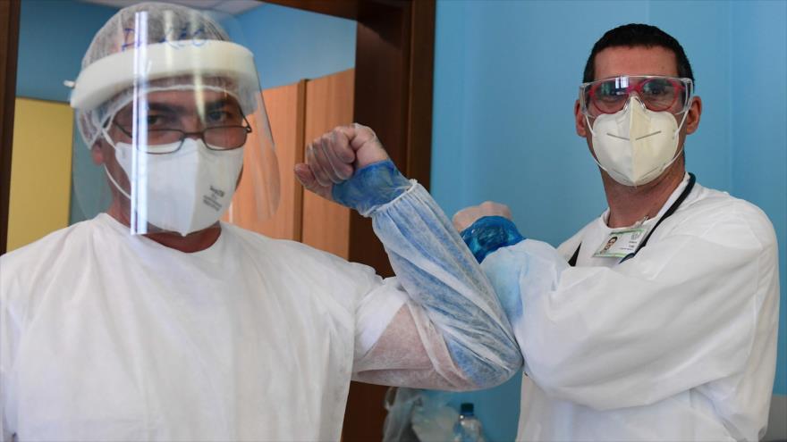 Un médico cubano junto a otro médico italiano en un instituto de rehabilitación en Italia para ayudar a pacientes con coronavirus, 15 de mayo de 2020. (Foto: AFP)