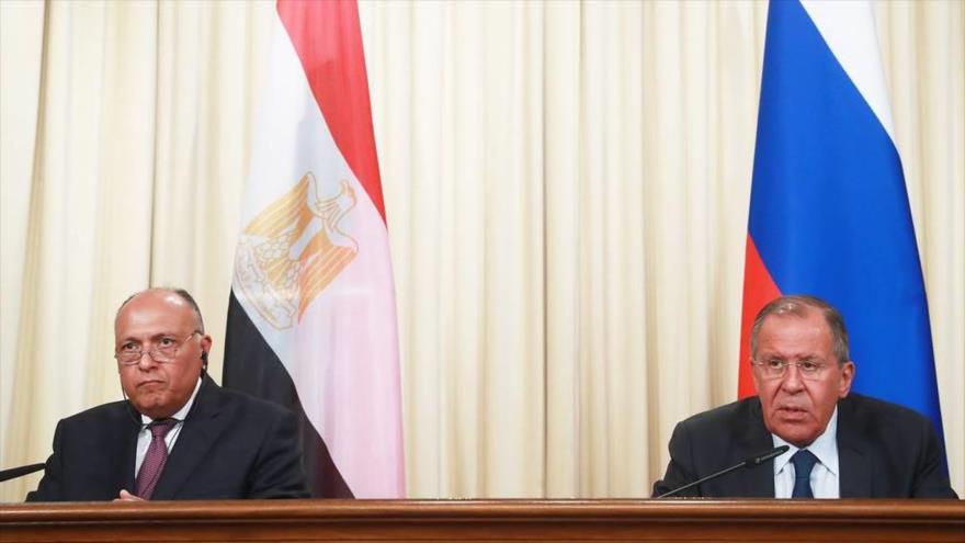 Los cancilleres de Rusia y Egipto, Serguéi Lavrov (dcha.) y Sameh Shukri, ofrecen una rueda de prensa conjunta.