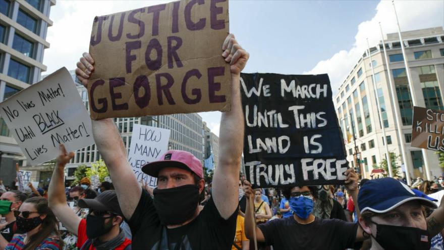 Los manifestantes protestan cerca de la Casa Blanca en Washington D.C. (EE.UU.) por el asesinato del afrodescendiente George Floyd, 3 de junio de 2020. 