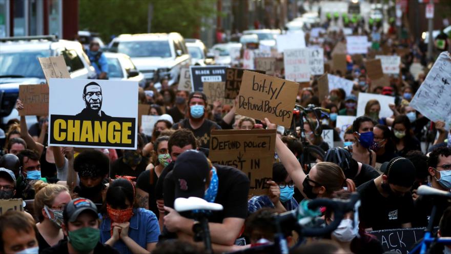 Una protesta por la muerte del afroamericano George Floyd a manos de la Policía estadounidense, Boston, Massachusetts, 4 de junio de 2020. (Foto: AFP)