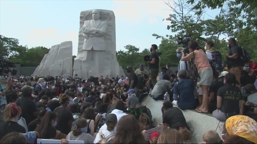 Manifestantes se arrodillan en monumento a Martin Luther King | HISPANTV