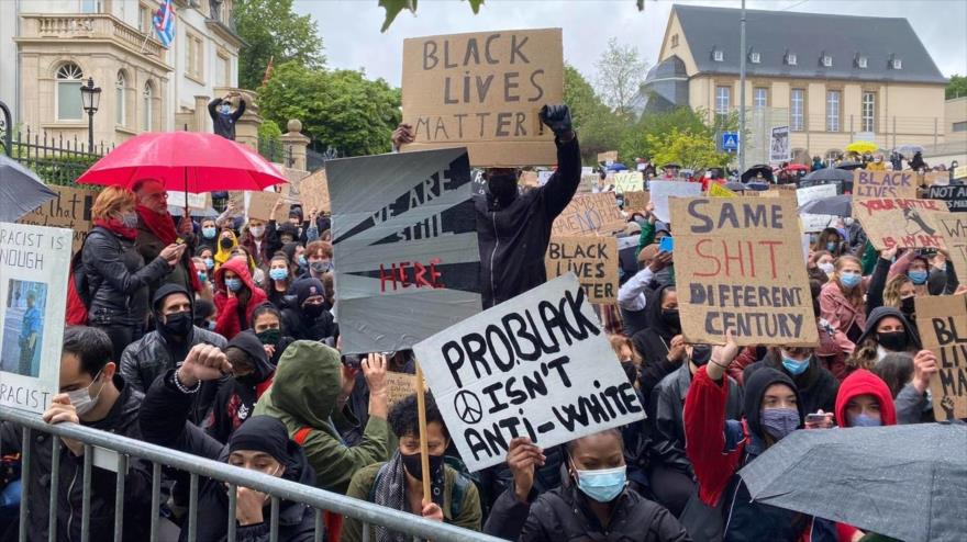 Miles de personas protestan en Alemania contra el racismo en EEUU