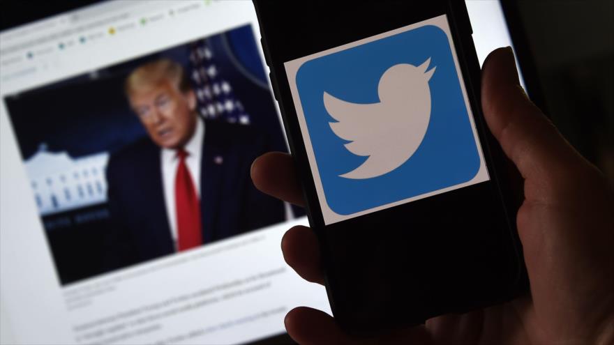 La foto muestra un logotipo de Twitter en un teléfono móvil con la imagen del presidente de EE.UU., Donald Trump, en el fondo, 27 de mayo de 2020. (Foto: AFP)