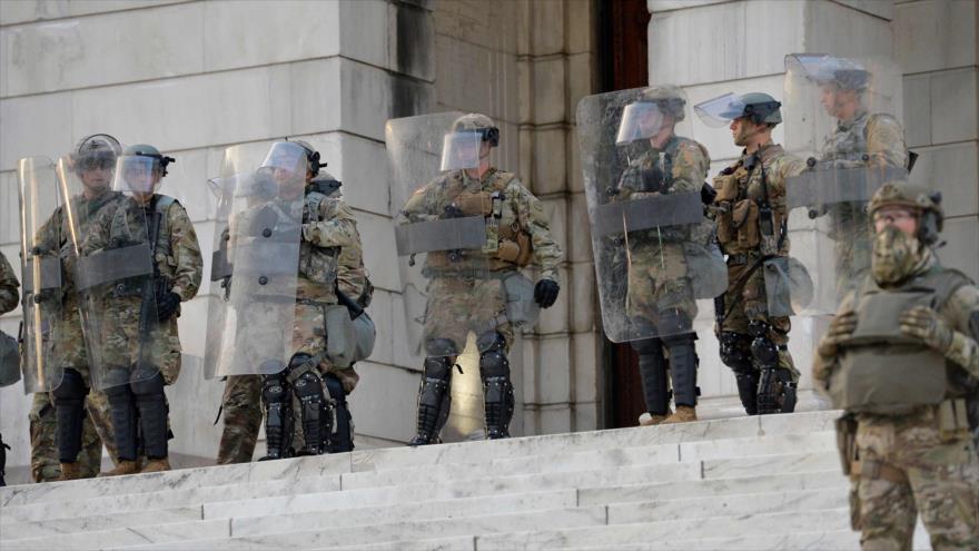 Soldados de Guardia Nacional de Estados Unidos, preparados para detener las protestas antirracistas en Rhode Island, 5 de junio de 2020. (Foto: AFP)