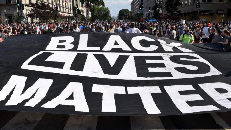 Manifestantes despliegan una pancarta con el lema “Las vidas negras importan”, Washington, 6 de junio de 2020. (Foto: AFP)