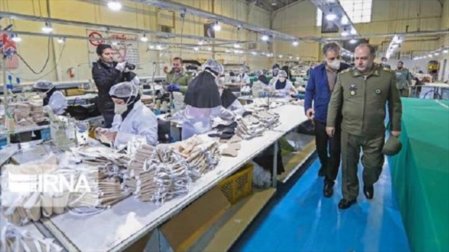 Una fábrica iraní de producción de mascarillas faciales contra el coronavirus.