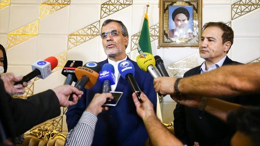 El viceministro de Exteriores de Irán para Asuntos Consulares y Expatriados, Hosein Yaberi Ansari, en el aeropuerto de Mehrabad, en Teherán, 8 de junio de 2020.