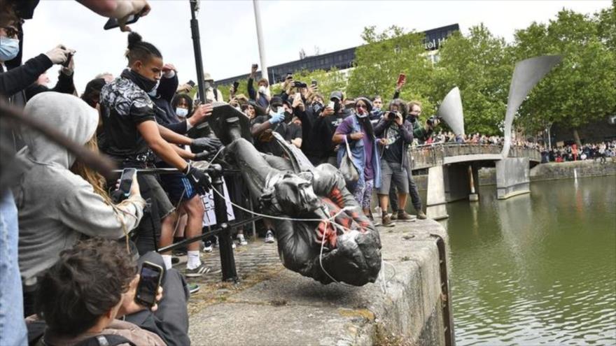 Vídeo: Destruyen en el Reino Unido estatuas de personajes racistas | HISPANTV