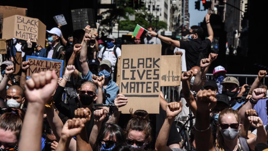 Manifestantes estadounidenses condenan la violencia policial contra afroamericanos en Nueva York, 8 de junio de 2020. (Foto: AFP)