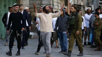 Colonos israelíes atacan a palestinos y queman sus coches