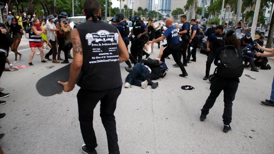 Choques entre manifestantes y Policía de Miami