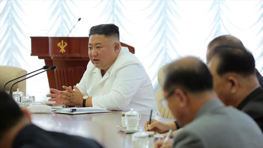 El líder de Corea del Norte, Kim Jong-un, en una reunión con los funcionarios norcoreanos, 7 de junio de 2020. (Foto: KCNA)