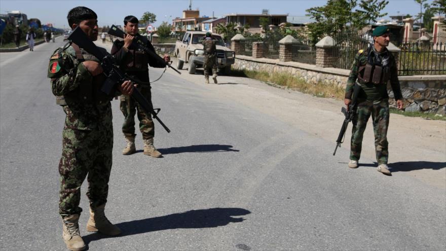 Fuerzas de seguridad afganas está cerca del sitio de un ataque con coche bomba en Ghazni, 18 de mayo de 2020. (Foto: AFP)
