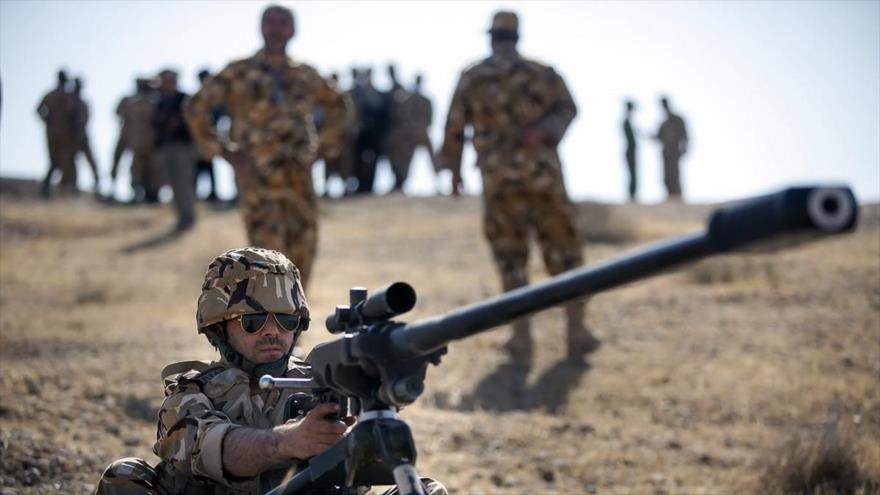 Un francotirador apunta un objetivo durante una maniobra conjunta entre el Ejército iraní y el Cuerpo de Guardianes de la Revolución Islámica (CGRI).