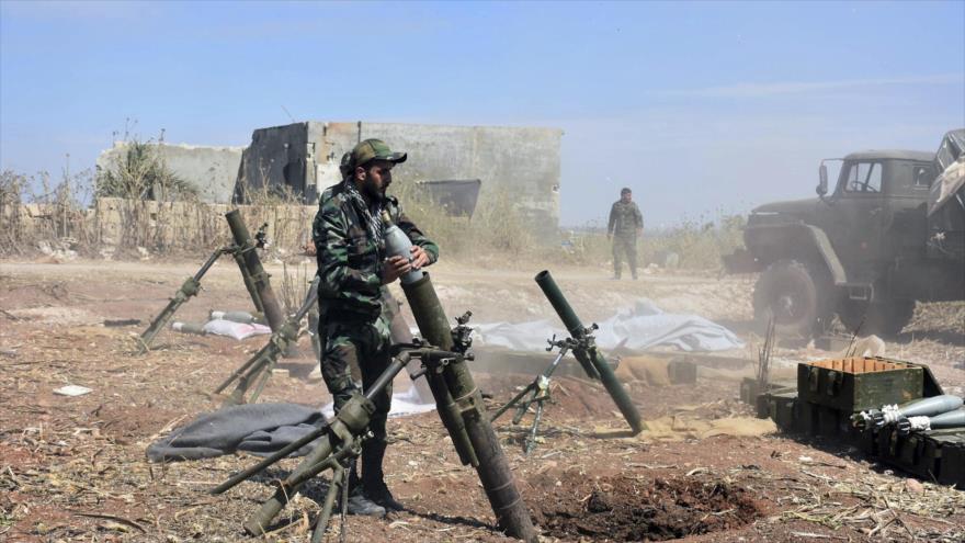 Soldados sirios preparan proyectiles para atacar blancos terroristas, aldea de Kfar Nabuda, provincia de Hama (centro-oeste), 11 de mayo de 2019. (Foto: AP)