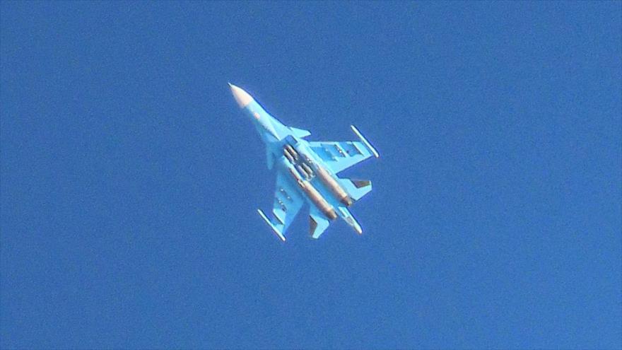 Un avión de combate ruso Sujoi Su-34 bombardea las posiciones terroristas en el sur de Idlib, Siria, 3 de marzo de 2020. (Foto: AFP)
