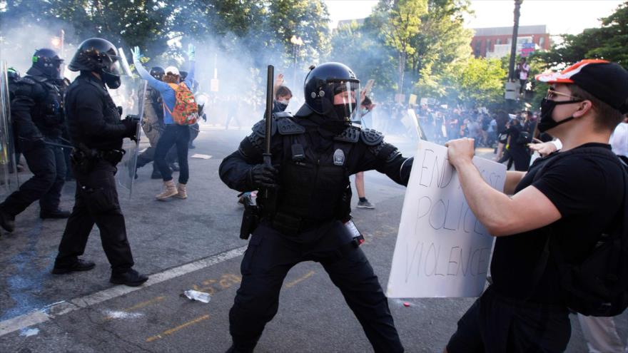 Policías chocan con los manifestantes cerca de la Casa Blanca, 1 de junio de 2020. (Foto: AFP)