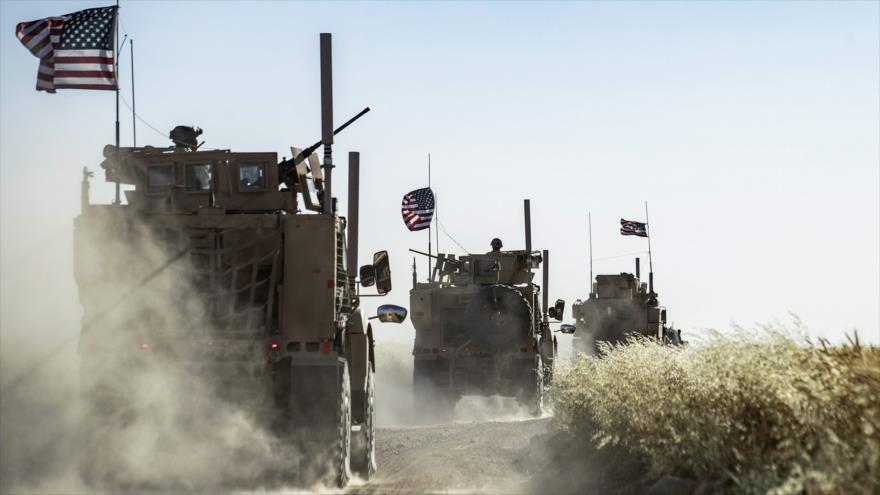 Un convoy estadounidense pasa por el pueblo de al-Malikiyah, en el noreste de Siria, 7 de junio de 2020. (Foto: AFP)