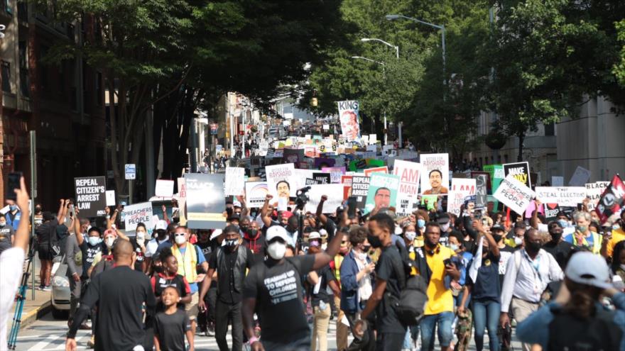 Estadounidenses protestan contra brutalidad policial en Atlanta