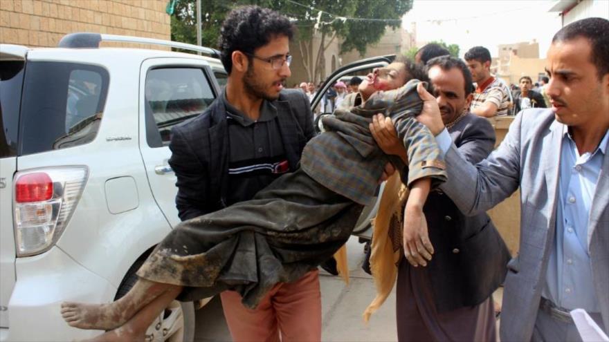 Trasladan a un niño yemení a un hospital luego de resultar herido en un ataque aéreo de Arabia Saudí en la provincia de Saada, 9 de agosto de 2018.