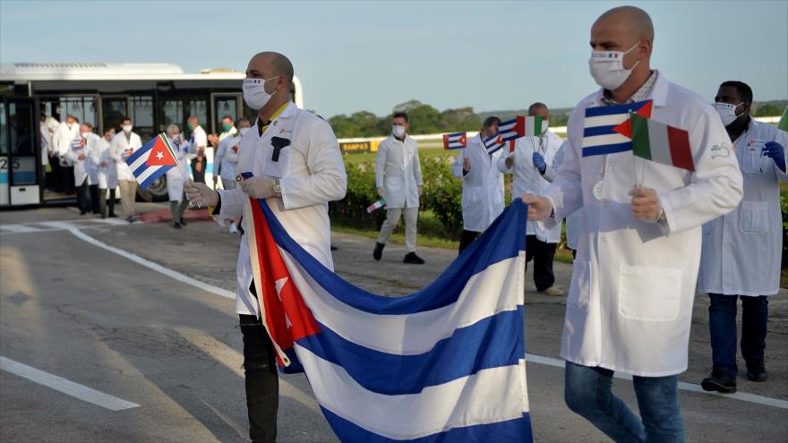 La brigada médica cubana del contingente Henry Reeve llega al Aeropuerto Internacional José Martí en La Habana el 8 de junio de 2020. (FOTO: AFP)
