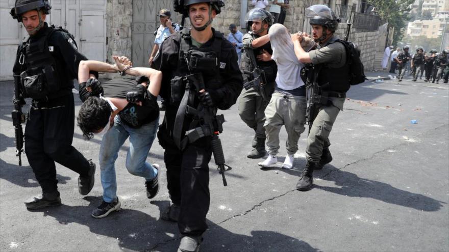 Fuerzas israelíes arrestan a varios palestinos en las afueras de la ciudad cisjordana de Al-Quds (Jerusalén). (Foto: Reuters)