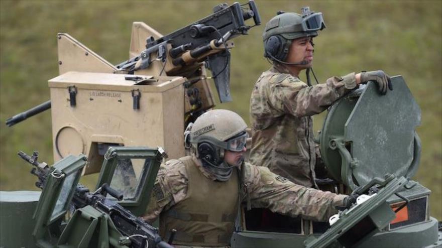 Soldados estadounidenses en un tanque M1A2 SEP durante unos ejercicios en Grafenwoehr, Alemania, 12 de mayo de 2017. (Foto: AFP)