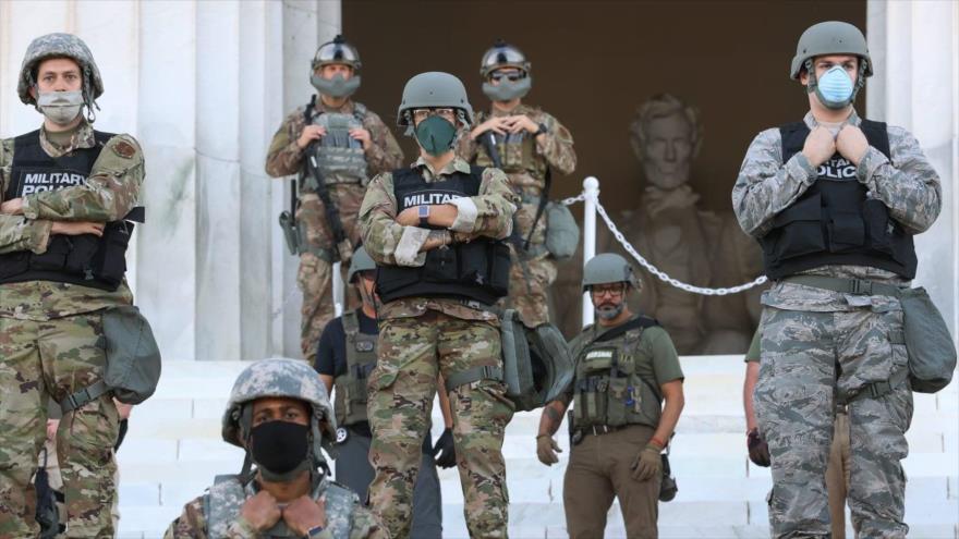 Efectivos de la Guardia Nacional de EE.UU. miran una protesta contra el racismo policial desde los escalones del Memorial de Abraham Lincoln en Washington DC, 2 de junio de 2020. (Foto: Getty Images)