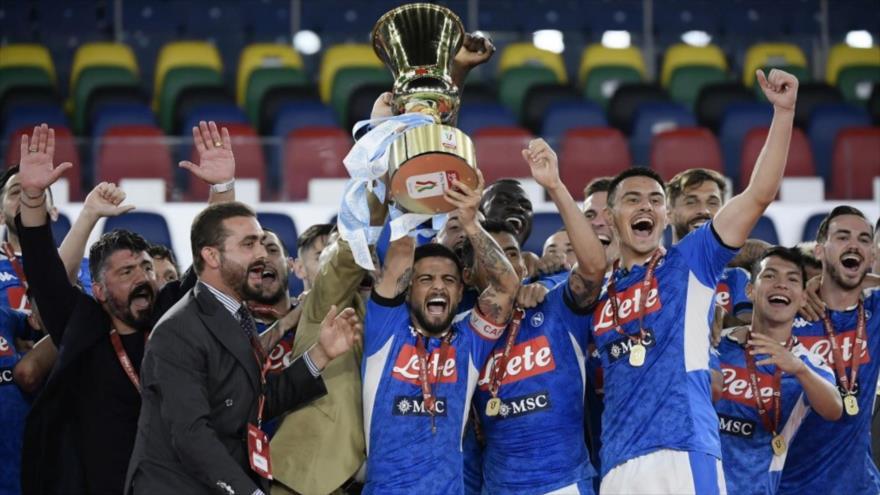 Los jugadores del Nápoles celebran el título de la Copa de Italia en el estadio Olímpico de Roma, 17 de junio de 2020. (Foto: AFP)