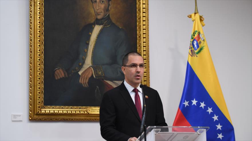 El canciller venezolano, Jorge Arreaza, lee un comunicado en la sede del Ministerio, febrero de 2020. (Foto: AFP)