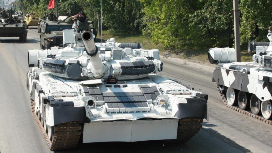 Carros de combate rusos T-80 durante un ensayo realizado en un polígono militar en el centro-oeste de la Federación Rusa, 11 de junio de 2020.