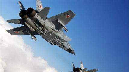 Vean cómo cazas rusos escoltan a bombarderos estadounidenses