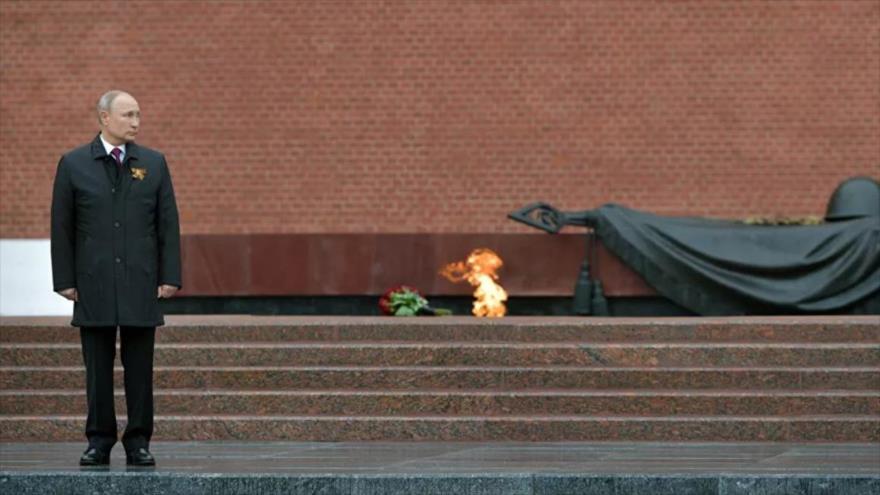 El presidente ruso, Vladimir Putin, en ceremonia de homenaje a un desconocido soldado soviético en Moscú.