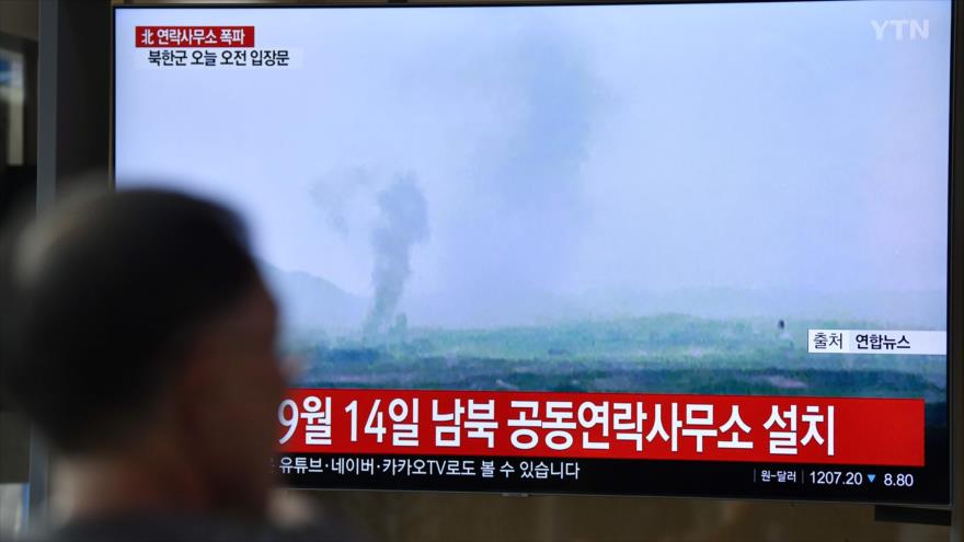 Un ciudadano surcoreano mira noticia de la destrucción de la oficina de enlace intercoreana por Corea del Norte, Seúl, 16 de junio de 2020. (Foto: AFP)