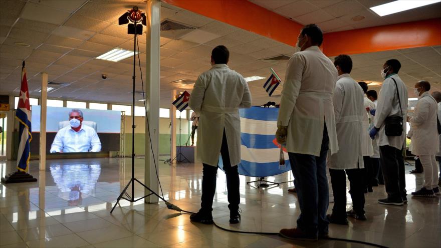 Miembros de brigada médica cubana del contingente Henry Reeve escuchan al presidente cubano Miguel Díaz-Canel, La Habana, 8 de junio de 2020. (Foto: AFP)