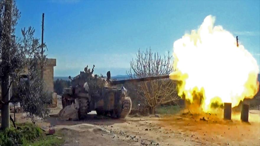 Un tanque del Ejército sirio dispara contra blancos terroristas en la provincia de Idlib, en el noroeste del país, 4 de marzo de 2020. (Foto: SANA)