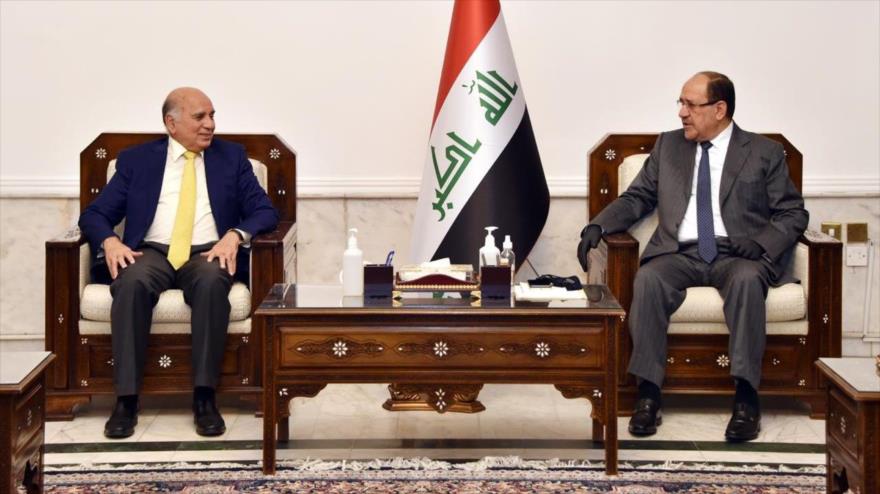 El expremier iraquí Nuri al-Maliki (dcha.) se reúne con el canciller de Irak, Foad Husein, 19 de junio de 2020.