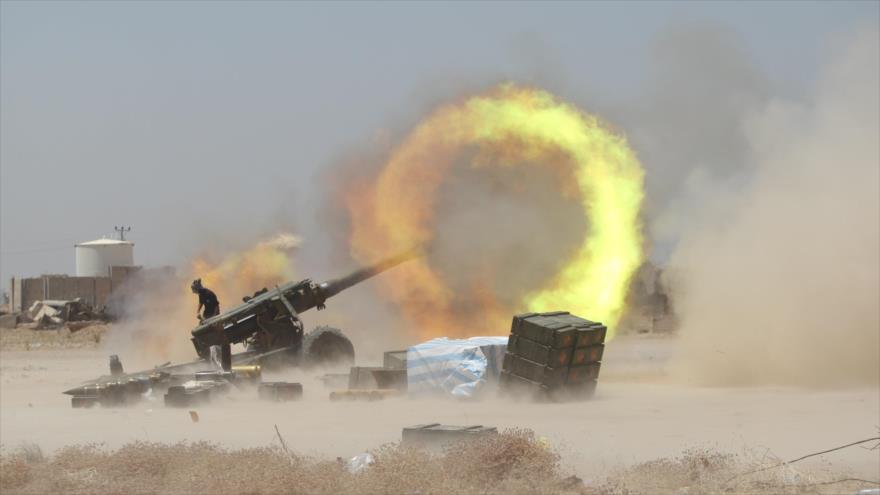 Fuerzas populares iraquíes atacan con artillería posiciones de Daesh en el norte del país.
