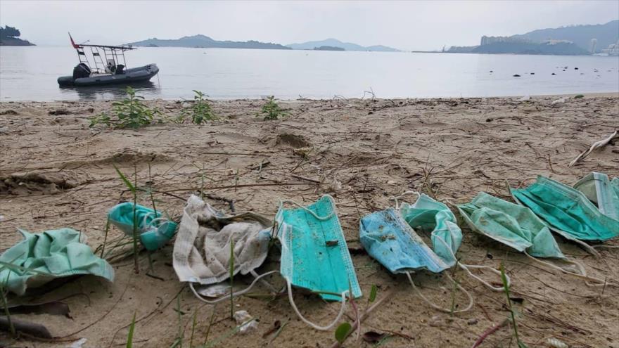 Mascarillas dejadas en la playa debido a la pandemia del coronavirus (COVID-19)