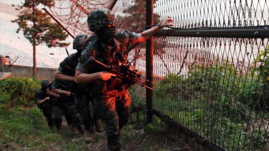 Marines surcoreanos patrullan el perímetro de la isla de Yeonpyeong (Corea del Sur), 16 de junio de 2020.