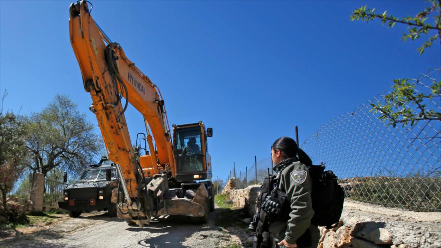 Fuerzas israelíes se preparan para demoler un restaurante palestino en la Cisjordania ocupada, 4 de marzo de 2020. (Foto: AFP)