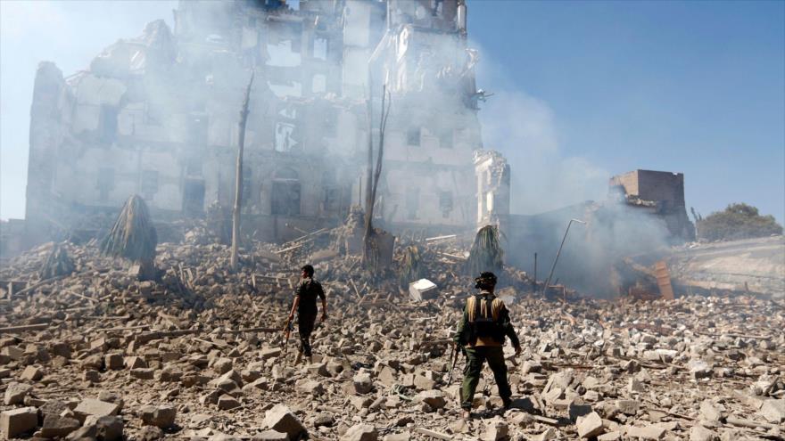 Un centro médico destruido en un bombardeo saudí en Saná, capital yemení, 5 de diciembre de 2017. (Foto: AFP)