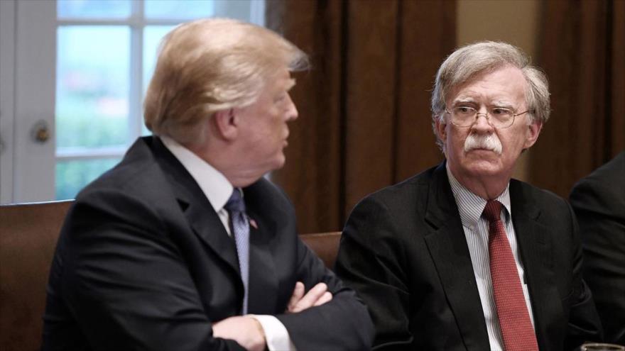 El exasesor de la Seguridad Nacional de EE.UU. John Bolton (dcha.) y el presidente Donald Trump.