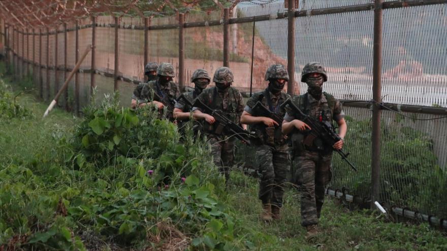 Marines surcoreanos patrullan el perímetro de la isla de Yeonpyeong (Corea del Sur), 16 de junio de 2020.