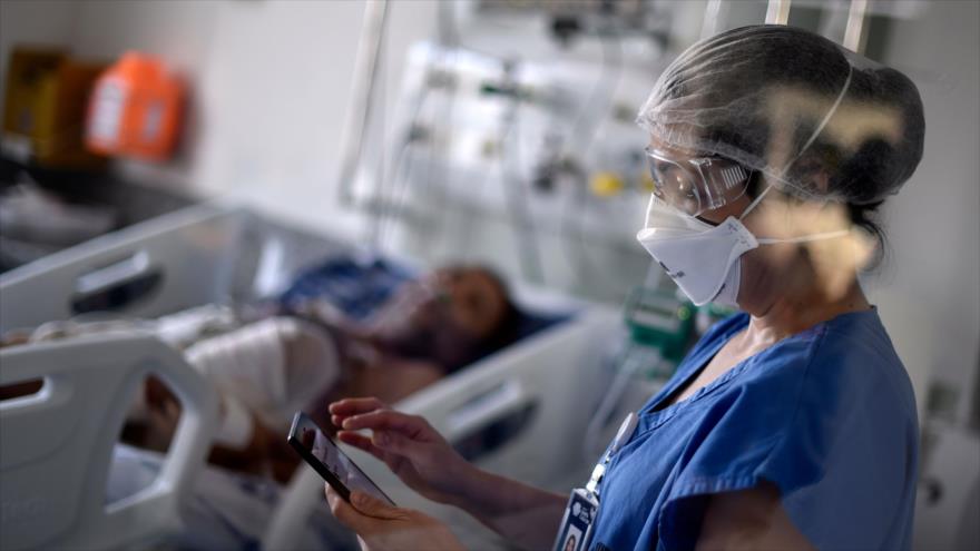 Una médica en el hospital de Santa Casa, en el estado de Minas Gerais, Brasil, atiende a un paciente con COVID-19, 1 de junio de 2020. (Foto: AFP)